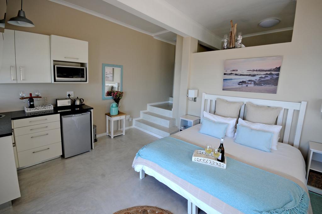 Rocklands Seaside Bed And Breakfast Саймонстаун Экстерьер фото
